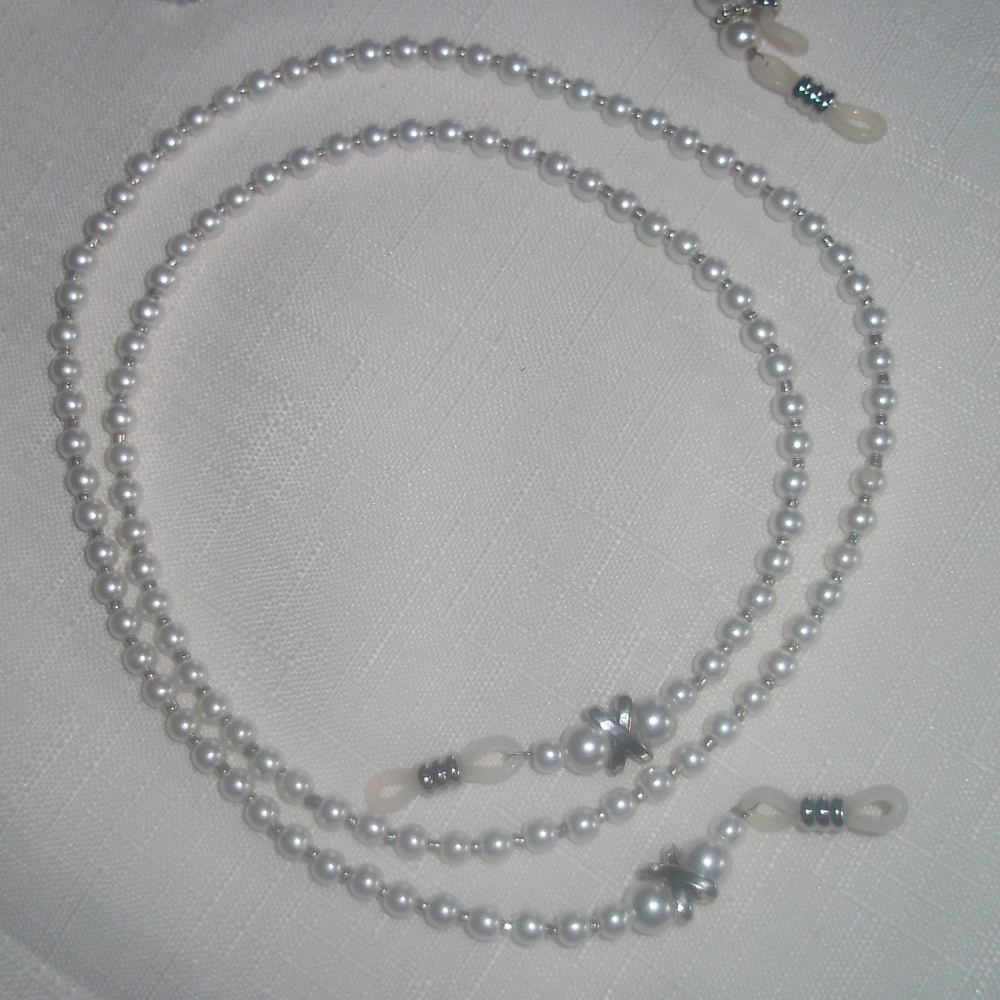 Pearl Bead Silver Kiss Accent Eyeglass Necklace